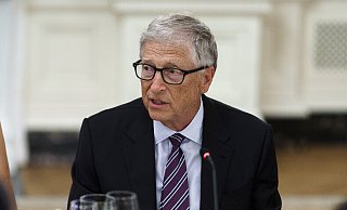 Microsoft-Gründer Bill Gates zählt mit einem Vermögen von mehr als 100 Milliarden Dollar zu den 20 reichsten Menschen des Planeten. Das Foto entstand Anfang September im Weißen Haus bei einem Treffen von Präsident Donald Trump mit US-Tech-Unternehmern wie Marc Zuckerberg (Facebook). GAtres saß neben Melania Trump. - picture alliance / Newscom Microsoft-Gründer Bill Gates zählt mit einem Vermögen von mehr als 100 Milliarden Dollar zu den 20 reichsten Menschen des Planeten. Das Foto entstand Anfang September im Weißen Haus bei einem Treffen von Präsident Donald Trump mit US-Tech-Unternehmern wie Marc Zuckerberg (Facebook). GAtres saß neben Melania Trump. - picture alliance / Newscom