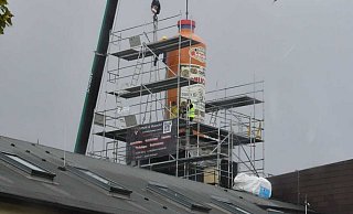 Die neue Kruke wird mit einem Spezialkran aufs Dach der Brennerei im Kreis Gütersloh gehoben. - Jonas Damme Die neue Kruke wird mit einem Spezialkran aufs Dach der Brennerei im Kreis Gütersloh gehoben. - Jonas Damme
