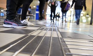 Die Sicherheitsleute glaubten ihren Augen nicht, als sie plötzlich junge Männer auf den Gleisen der Haltestelle Jahnplatz entdeckten. - Christian Weische Die Sicherheitsleute glaubten ihren Augen nicht, als sie plötzlich junge Männer auf den Gleisen der Haltestelle Jahnplatz entdeckten. - Christian Weische