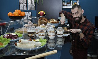 Verfügt über langjährige Erfahrungen in der Gastronomie und hat in den USA schon als Restaurant-Manager gearbeitet: Eko Pajtondzievas. - Rainer Stephan Verfügt über langjährige Erfahrungen in der Gastronomie und hat in den USA schon als Restaurant-Manager gearbeitet: Eko Pajtondzievas. - Rainer Stephan