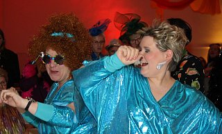 Die Dancing-Queens Eva Hagenhoff und Ann-Kathrin Kesselmeier (v.l.) starten zum Finale und bringen auf der Bühne ein Potpourri aus Hits der 80er. - Regina Brucksch Die Dancing-Queens Eva Hagenhoff und Ann-Kathrin Kesselmeier (v.l.) starten zum Finale und bringen auf der Bühne ein Potpourri aus Hits der 80er. - Regina Brucksch