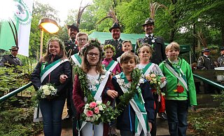 Schützennachwuchs: Das Kinderkönigspaar (vorne) Alessia Holzkämper und Benjamin Brand, das Kronprinzenpaar (Mitte v.l.) Daria Bunte und Felix Adam, das Zepterprinzenpaar Leonie Heidbrede und Moritz Becker und das Apfelprinzenpaar Sierra Lee und Moritz Becker freuen sich auf das Kinderschützenfest am 30. Juni. - Schützen Schützennachwuchs: Das Kinderkönigspaar (vorne) Alessia Holzkämper und Benjamin Brand, das Kronprinzenpaar (Mitte v.l.) Daria Bunte und Felix Adam, das Zepterprinzenpaar Leonie Heidbrede und Moritz Becker und das Apfelprinzenpaar Sierra Lee und Moritz Becker freuen sich auf das Kinderschützenfest am 30. Juni. - Schützen