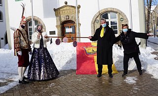 Prinz Stefan III. und Prinzessin Anja I. konnten dank der guten Vorbereitung durch Chefsekretärin Regina Werneke (rechts) auch in dem Jahr symbolisch den Rathausschlüssel von Bürgermeister Hermann Temme übernehmen. - Stadt Brakel Prinz Stefan III. und Prinzessin Anja I. konnten dank der guten Vorbereitung durch Chefsekretärin Regina Werneke (rechts) auch in dem Jahr symbolisch den Rathausschlüssel von Bürgermeister Hermann Temme übernehmen. - Stadt Brakel