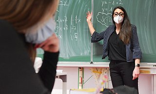 In NRW kehrten alle Schüler am Montag in die Klassenzimmer zurück. Geteilte Gruppen und Wechselunterricht sollen das Infektionsrisiko senken. - picture alliance / SvenSimon In NRW kehrten alle Schüler am Montag in die Klassenzimmer zurück. Geteilte Gruppen und Wechselunterricht sollen das Infektionsrisiko senken. - picture alliance / SvenSimon
