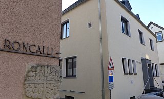 Das Pfarrhaus in Schloß Neuhaus (rechts) soll abgerissen und durch einen Neubau ersetzt werden. - Hans-Hermann Igges Das Pfarrhaus in Schloß Neuhaus (rechts) soll abgerissen und durch einen Neubau ersetzt werden. - Hans-Hermann Igges