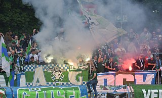 Sie tragen den FC Gütersloh: Der heimische Fußball-Regionalligist kann sich stets auf seine vielen begeisterungswilligen Anhänger verlassen. Dem FCG gelingt eine famose Saison 2024/2025. - sport/presse/foto Dünhölter Sie tragen den FC Gütersloh: Der heimische Fußball-Regionalligist kann sich stets auf seine vielen begeisterungswilligen Anhänger verlassen. Dem FCG gelingt eine famose Saison 2024/2025. - sport/presse/foto Dünhölter