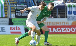 Antreiber, Anführer – und Unterschiedsspieler: Björn Rother (r.) hinterlässt in seinen bislang gut acht Monaten beim Regionalligisten FC Gütersloh einen glänzenden Eindruck. - sport/presse/foto Dünhölter Antreiber, Anführer – und Unterschiedsspieler: Björn Rother (r.) hinterlässt in seinen bislang gut acht Monaten beim Regionalligisten FC Gütersloh einen glänzenden Eindruck. - sport/presse/foto Dünhölter