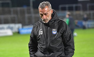 Aus für Thomas Stratos. Nur ein Sieg aus zehn Regionalligaspielen war dem Vorstand des SC Wiedenbrück zu wenig. - Jens Dünhölter Aus für Thomas Stratos. Nur ein Sieg aus zehn Regionalligaspielen war dem Vorstand des SC Wiedenbrück zu wenig. - Jens Dünhölter