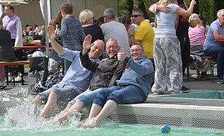Das Gütersloher Parkbad ist am Maifeiertag ein beliebtes Ausflugsziel für viele Radfahrer. - sport/presse/foto Dünhölter Das Gütersloher Parkbad ist am Maifeiertag ein beliebtes Ausflugsziel für viele Radfahrer. - sport/presse/foto Dünhölter