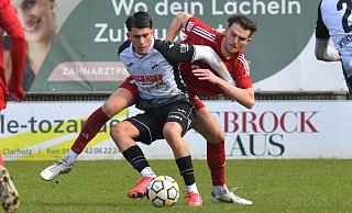 Im letzten Derby am 30. März setzten sich Markus Baum (r.) und die Victoria aus Clarholz mit 2:1 gegen den SC Verl II (hier der aktuell verletzte Lian Vega Zambrano) durch. - sport/presse/foto Dünhölter Im letzten Derby am 30. März setzten sich Markus Baum (r.) und die Victoria aus Clarholz mit 2:1 gegen den SC Verl II (hier der aktuell verletzte Lian Vega Zambrano) durch. - sport/presse/foto Dünhölter