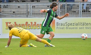 Diese Szene führt zum Foulelfmeter für den FC Gütersloh: Fortuna Kölns Torwart Lennart Winkler (l.) trifft im eigenen Strafraum FCG-Stürmer Paolo Maiella (r.). Den Strafstoß verwandelt Mitspieler Patrik Twardzik zum 1:1-Endstand. - sport/presse/foto Dünhölter Diese Szene führt zum Foulelfmeter für den FC Gütersloh: Fortuna Kölns Torwart Lennart Winkler (l.) trifft im eigenen Strafraum FCG-Stürmer Paolo Maiella (r.). Den Strafstoß verwandelt Mitspieler Patrik Twardzik zum 1:1-Endstand. - sport/presse/foto Dünhölter