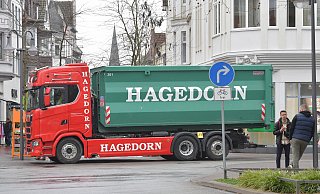 Für Fahrzeuge kein Durchkommen: Hagedorn-Lastwagen boten am Sonntag in Gütersloh Schutz gegen Amokfahrer. - sport/presse/foto Dünhölter Für Fahrzeuge kein Durchkommen: Hagedorn-Lastwagen boten am Sonntag in Gütersloh Schutz gegen Amokfahrer. - sport/presse/foto Dünhölter