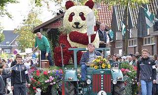 Mit ihren mehr als 50 Wagen und Fußgruppen zogen die Teilnehmer am Sonntag durch den Ort. - Jens Dünhölter Mit ihren mehr als 50 Wagen und Fußgruppen zogen die Teilnehmer am Sonntag durch den Ort. - Jens Dünhölter