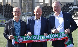 Der FSV Gütersloh scheint gerettet: Sebastian Kmoch (v.l., 1. Vorsitzender FSV Gütersloh), Klaus-Peter Reinert (Klaus-Peter Reinert Stiftung) und Clemens Tönnies (Premium Food Group). - sport/presse/foto Dünhölter Der FSV Gütersloh scheint gerettet: Sebastian Kmoch (v.l., 1. Vorsitzender FSV Gütersloh), Klaus-Peter Reinert (Klaus-Peter Reinert Stiftung) und Clemens Tönnies (Premium Food Group). - sport/presse/foto Dünhölter