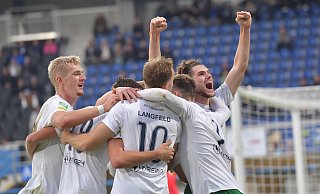 Beim FC Gütersloh herrscht große Freude über den Sieg in Paderborn und die Eroberung der Tabellenspitze. - Jens Dünhölter Beim FC Gütersloh herrscht große Freude über den Sieg in Paderborn und die Eroberung der Tabellenspitze. - Jens Dünhölter