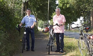 Spenges Bürgermeister Bernd Dumcke (l.) und Landrat Jürgen Müller besprachen im Herbst vergangenen Jahres, den Radweg an der Mühlenburger Straße sanieren zu lassen. Dem Landrat ist ein gutes Radwegenetz im Kreis ein großes Anliegen. - Andreas Sundermeier Spenges Bürgermeister Bernd Dumcke (l.) und Landrat Jürgen Müller besprachen im Herbst vergangenen Jahres, den Radweg an der Mühlenburger Straße sanieren zu lassen. Dem Landrat ist ein gutes Radwegenetz im Kreis ein großes Anliegen. - Andreas Sundermeier