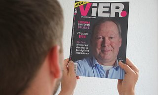 Das Magazin "Vier", das von Uwe Strachau herausgegeben wird, ist bereits zwei Mal erschienen. Darin enthalten sind unter anderem Falschinformationen über die Corona-Schutzimfpung. - Carolin Nieder-Entgelmeier Das Magazin "Vier", das von Uwe Strachau herausgegeben wird, ist bereits zwei Mal erschienen. Darin enthalten sind unter anderem Falschinformationen über die Corona-Schutzimfpung. - Carolin Nieder-Entgelmeier