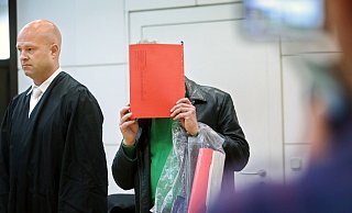 Der Angeklagte und sein Anwalt auf dem Weg zur Anklagebank. - Sarah Jonek Der Angeklagte und sein Anwalt auf dem Weg zur Anklagebank. - Sarah Jonek