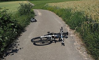 Symbolbild: Die Polizei vermutet, dass der 64-Järige von der abschüssige Straße abkam und stürzte. - Pixabay Symbolbild: Die Polizei vermutet, dass der 64-Järige von der abschüssige Straße abkam und stürzte. - Pixabay
