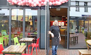 Yilmaz Ogur ist einer der neuen Pächter von Stükers Bratwurst-Grill am Kolbeplatz. - Max Maschmann Yilmaz Ogur ist einer der neuen Pächter von Stükers Bratwurst-Grill am Kolbeplatz. - Max Maschmann