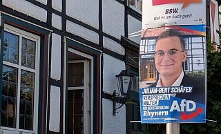 Vor dem Hotel in Hamm hängt das AfD-Plakat, um das es jetzt in Paderborn ging: Der Kandidat der Partei posiert vor dem bekannten Gebäude. - Kolping-Bildungswerk Paderborn Vor dem Hotel in Hamm hängt das AfD-Plakat, um das es jetzt in Paderborn ging: Der Kandidat der Partei posiert vor dem bekannten Gebäude. - Kolping-Bildungswerk Paderborn