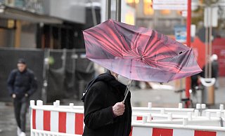 Der Regenschirm eines Passanten wird vom Sturm erfasst. Der Wetterdienst hat für heute im südlichen Nordrhein-Westfalen eine Unwetterwarnung mit orkanähnlichen Böen und Starkregen vorhergesagt. - picture alliance/dpa Der Regenschirm eines Passanten wird vom Sturm erfasst. Der Wetterdienst hat für heute im südlichen Nordrhein-Westfalen eine Unwetterwarnung mit orkanähnlichen Böen und Starkregen vorhergesagt. - picture alliance/dpa