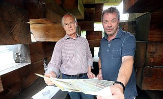 Ein Stück Stadt in der Hand: Stadtplaner Martin Enderle und NW-Kulturchef Stefan Brams mit Bielefelder Stadtplan. - Wolfgang Rudolf Ein Stück Stadt in der Hand: Stadtplaner Martin Enderle und NW-Kulturchef Stefan Brams mit Bielefelder Stadtplan. - Wolfgang Rudolf