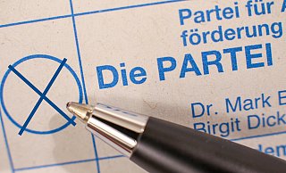 Wählbar ist die "Partei" in Löhne in fast allen Wahlbezirken. Mindestens die Hälfte ihrer Kandidaten aber wollen gar nicht in den Rat. - picture alliance / Maximilian Koch Wählbar ist die "Partei" in Löhne in fast allen Wahlbezirken. Mindestens die Hälfte ihrer Kandidaten aber wollen gar nicht in den Rat. - picture alliance / Maximilian Koch