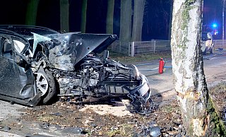 Schwere Verletzungen erlitt ein 19-Jähriger, als sein Mercedes auf der Straße Neue Reihe gegen eine massive Birke prallte. - Ralph Meyer Schwere Verletzungen erlitt ein 19-Jähriger, als sein Mercedes auf der Straße Neue Reihe gegen eine massive Birke prallte. - Ralph Meyer