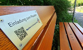 In Gadderbaum gibt es bereits eine Plauderbank, eingerichtet von der Martinigemeinde. Kleines Manko, wie auch bei den jetzt geplanten neuen Bänken: Die kleine Plakette fördert nicht gerade die Wahrnehmung, dass hier geplaudert werden soll, besonders, wenn schon jemand auf der Bank sitzt. - Kurt Ehmke In Gadderbaum gibt es bereits eine Plauderbank, eingerichtet von der Martinigemeinde. Kleines Manko, wie auch bei den jetzt geplanten neuen Bänken: Die kleine Plakette fördert nicht gerade die Wahrnehmung, dass hier geplaudert werden soll, besonders, wenn schon jemand auf der Bank sitzt. - Kurt Ehmke