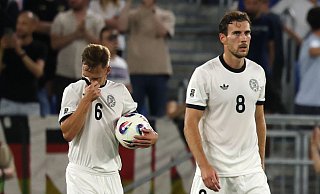 Frust bei Joshua Kimmich (l) und Leon Goretzka nach dem 0:1. - Christian Charisius/dpa Frust bei Joshua Kimmich (l) und Leon Goretzka nach dem 0:1. - Christian Charisius/dpa