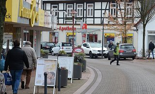 Mitten am Tag versuchte der Räuber der Frau den Korb samt Geldbörse zu entreißen. - Joern Spreen-Ledebur Mitten am Tag versuchte der Räuber der Frau den Korb samt Geldbörse zu entreißen. - Joern Spreen-Ledebur