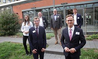 Ricarda Simon (22, v. l.) kandidiert für die CDU in Brakel für den Kreistag. Mit CDU-Bürgermeisterkandidat Tobias Scherf, Stadtverbands-Chef Hubertus Kuhaupt, Brauns-Heitmann Geschäftsführer Stefan Kremin und Landratskandidat Michael Stickeln nahm sie an der Unternehmerrunde mit Carsten Linnemann teil. - Dieter Scholz Ricarda Simon (22, v. l.) kandidiert für die CDU in Brakel für den Kreistag. Mit CDU-Bürgermeisterkandidat Tobias Scherf, Stadtverbands-Chef Hubertus Kuhaupt, Brauns-Heitmann Geschäftsführer Stefan Kremin und Landratskandidat Michael Stickeln nahm sie an der Unternehmerrunde mit Carsten Linnemann teil. - Dieter Scholz