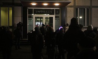 Vor Weihnachten trafen sich noch etwa 60 Menschen zum Spaziergang durch die Bad Oeynhausener Innenstadt - und hörten Hannes Wader vorm Rathaus. - Ulf Hanke Vor Weihnachten trafen sich noch etwa 60 Menschen zum Spaziergang durch die Bad Oeynhausener Innenstadt - und hörten Hannes Wader vorm Rathaus. - Ulf Hanke