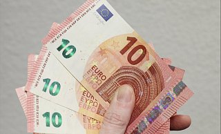 Die Polizei warnt vor Falschgeld, das in Höxter aufgetaucht ist. Auf dem Foto sind echte 10-Euro-Scheine abgebildet. - Simone Flörke Die Polizei warnt vor Falschgeld, das in Höxter aufgetaucht ist. Auf dem Foto sind echte 10-Euro-Scheine abgebildet. - Simone Flörke