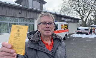 Bruno Meier (80) aus Hövelhof zeigt seinen Impfpass. Er gehört zu den ersten im Impfzentrum in der Sälzerhalle. - Jens Reddeker Bruno Meier (80) aus Hövelhof zeigt seinen Impfpass. Er gehört zu den ersten im Impfzentrum in der Sälzerhalle. - Jens Reddeker