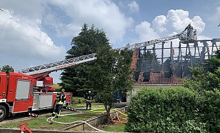 60 Feuerwehrleute versuchten die Flammen unter Kontrolle zu bekommen. - Feuerwehr Hüllhorst 60 Feuerwehrleute versuchten die Flammen unter Kontrolle zu bekommen. - Feuerwehr Hüllhorst