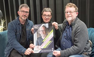 Ralf Hammacher (l.), Heike Doht und Thomas Hagen vom Musik Kontor blicken besorgt nach vorn. Indoor-Veranaltungen wie die Lesung mir Harald Martenstein im November laufen eher schlecht. Größere Konzerte mit internationalen Stars will der Verein daher zu einem Open-Air-Festival bündeln. - Ralf Bittner Ralf Hammacher (l.), Heike Doht und Thomas Hagen vom Musik Kontor blicken besorgt nach vorn. Indoor-Veranaltungen wie die Lesung mir Harald Martenstein im November laufen eher schlecht. Größere Konzerte mit internationalen Stars will der Verein daher zu einem Open-Air-Festival bündeln. - Ralf Bittner