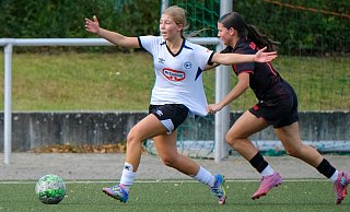 Arminias U17-Regionalligaspielerin Leonie Sievert (l.) wird von einer Gegenspielerin aus Leverkusen gebremst. - Andreas Zobe Arminias U17-Regionalligaspielerin Leonie Sievert (l.) wird von einer Gegenspielerin aus Leverkusen gebremst. - Andreas Zobe