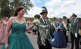 Der prächtige Umzug durch die Ortschaft war der Höhepunkt des Löwendorfer Schützenfestes mit dem Regentenpaar Lukas Welling und Leonie Tappe. - David Schellenberg Der prächtige Umzug durch die Ortschaft war der Höhepunkt des Löwendorfer Schützenfestes mit dem Regentenpaar Lukas Welling und Leonie Tappe. - David Schellenberg