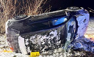 Aufgrund der winterlichen Witterung kam der Hyundai von der Straße ab und blieb neben der Fahrbahn auf der Beifahrerseite liegen. - Feuerwehr Büren Aufgrund der winterlichen Witterung kam der Hyundai von der Straße ab und blieb neben der Fahrbahn auf der Beifahrerseite liegen. - Feuerwehr Büren