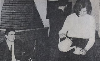 Eine Tasse Kaffee zur Einweihung: Im Februar 1971 wurde das neue Jugendzentrum des CVJM in Stift Quernheim, der „Rauchfang“„ offiziell eröffnet. Die Jugendlichen hatten das Gebäude zuvor selber ausgebaut. - Björn Kenter Eine Tasse Kaffee zur Einweihung: Im Februar 1971 wurde das neue Jugendzentrum des CVJM in Stift Quernheim, der „Rauchfang“„ offiziell eröffnet. Die Jugendlichen hatten das Gebäude zuvor selber ausgebaut. - Björn Kenter