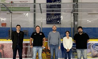 Gut aufgestellt für die Zukunft: Uwe Johann (v. l.), Olaf Krüger, Tobias Schumacher, Eva Wiesekopsieker und Jens Köstermeyer sowie die in Abwesenheit gewählten Carina Will und Sabine Richter bilden die Führungsriege des Herforder EV. - Lars Fege Gut aufgestellt für die Zukunft: Uwe Johann (v. l.), Olaf Krüger, Tobias Schumacher, Eva Wiesekopsieker und Jens Köstermeyer sowie die in Abwesenheit gewählten Carina Will und Sabine Richter bilden die Führungsriege des Herforder EV. - Lars Fege