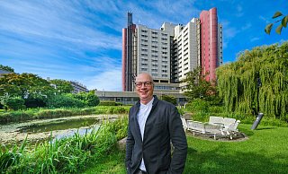 Maik Toremans ist der neue Direktor für Pflege- und klinisches Prozessmanagement im Klinikum Bielefeld. - Andreas Zobe Maik Toremans ist der neue Direktor für Pflege- und klinisches Prozessmanagement im Klinikum Bielefeld. - Andreas Zobe