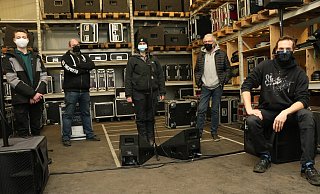 Praktikant Julian Steffens (v. l.), Mitarbeiter Oliver Thiele, Ausbilderin Sarah Fuhr, Geschäftsführer Kalle Hogrefe und Azubi Alex Kolle stehen im selbst aufgebauten Bühnenbereich. - Mareike Gröneweg Praktikant Julian Steffens (v. l.), Mitarbeiter Oliver Thiele, Ausbilderin Sarah Fuhr, Geschäftsführer Kalle Hogrefe und Azubi Alex Kolle stehen im selbst aufgebauten Bühnenbereich. - Mareike Gröneweg