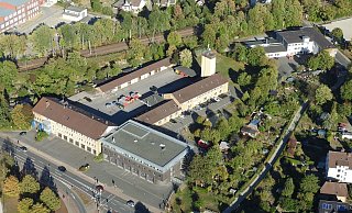 Ziemlich Klein: Für die Hauptfeuerwache Am Stadtholz muss deutlich mehr Platz geschaffen werden. Aber die Trasse der B66n (Fußweg neben Schrebergärten, r.) blockiert vieles. Abhilfe schaffen sollen jetzt 96 Bürocontainer neben der gelb geklinkerten Werkstatt, die neben dem Schlauchturm steht. - Detlef Wittig Ziemlich Klein: Für die Hauptfeuerwache Am Stadtholz muss deutlich mehr Platz geschaffen werden. Aber die Trasse der B66n (Fußweg neben Schrebergärten, r.) blockiert vieles. Abhilfe schaffen sollen jetzt 96 Bürocontainer neben der gelb geklinkerten Werkstatt, die neben dem Schlauchturm steht. - Detlef Wittig