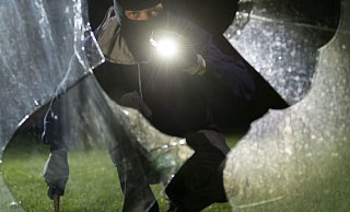 Der Täter schlug die Scheibe der Eingangstür ein, um ins Gebäude zu gelangen. - Symbolfoto: picture alliance / dpa Der Täter schlug die Scheibe der Eingangstür ein, um ins Gebäude zu gelangen. - Symbolfoto: picture alliance / dpa