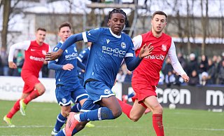 Der 17-jährige Daniel Sumbu stand in der Startelf im Test gegen Havelse - und empfahl sich für größere Aufgaben bei Arminia Bielefeld. - Oliver Krato Der 17-jährige Daniel Sumbu stand in der Startelf im Test gegen Havelse - und empfahl sich für größere Aufgaben bei Arminia Bielefeld. - Oliver Krato