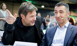 Schleswig-Holsteins damaliger Umweltminister Robert Habeck (l, Grüne) und der Vorsitzende von Bündnis 90/Die Grünen, Cem Özdemir auf dem Parteitag von Bündnis 90/Die Grünen. - Foto: Kay Nietfeld/dpa Schleswig-Holsteins damaliger Umweltminister Robert Habeck (l, Grüne) und der Vorsitzende von Bündnis 90/Die Grünen, Cem Özdemir auf dem Parteitag von Bündnis 90/Die Grünen. - Foto: Kay Nietfeld/dpa