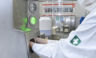 Eine Hygieneschleuse mit einer Handdesinfektion nutzen die Tönnies-Mitarbeiter, die in der Produktion tätig sind. - Tönnies Eine Hygieneschleuse mit einer Handdesinfektion nutzen die Tönnies-Mitarbeiter, die in der Produktion tätig sind. - Tönnies
